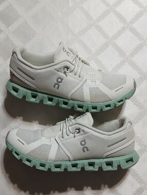 ON CLOUD 5 RUNNING SHOES SIZE 9 WOMEN'S